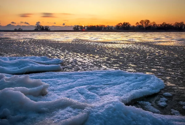 Nascer Sol Rio Gelado Bela Paisagem Inverno Com Lago Tempo — Fotografia de Stock