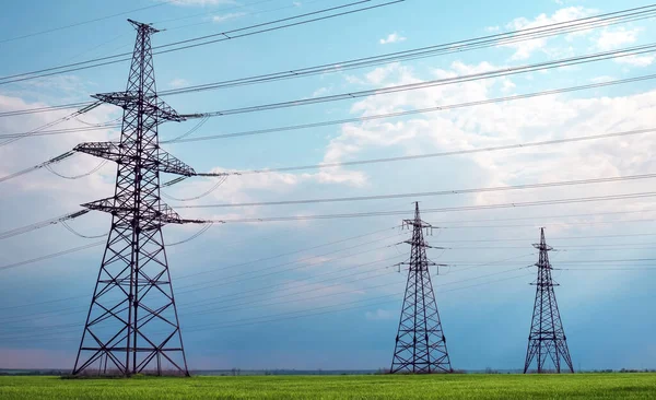 High Voltage Lines Power Pylons Flat Green Agricultural Landscape Sunny — Stock Photo, Image