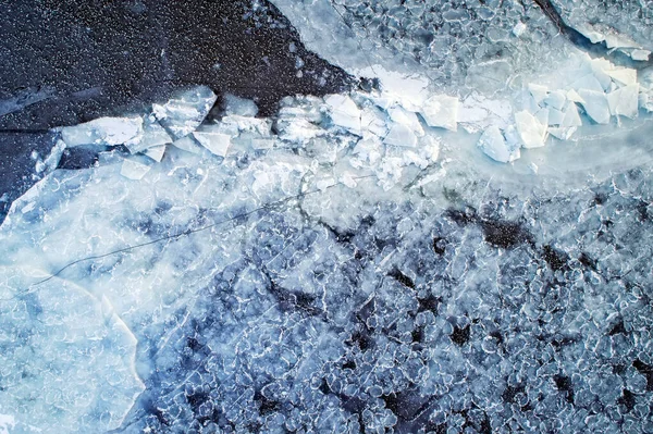 水库岸边结冰的冰作为背景 鸟瞰全景 — 图库照片