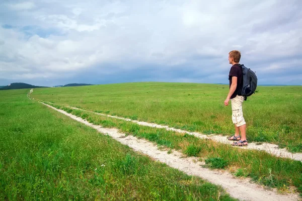 Muž Cestovatel Prochází Polem Pozadí Hor — Stock fotografie