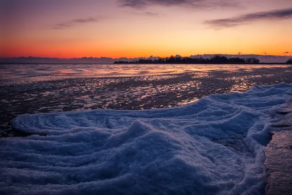 日没時の海岸の自然の冬の風景 氷と夕日の空 — ストック写真