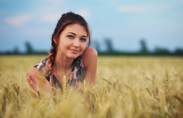 Skönhetstjej Utomhus Njuter Naturen Vacker Tonårsmodell Flicka Klänning Spring Field — Stockfoto