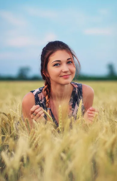 Beauty Girl Outdoors Enjoying Nature Beautiful Teenage Model Girl Dress — Stock Photo, Image