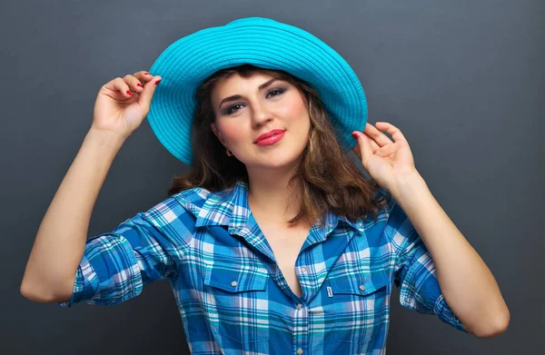 Hermosa Chica Posando Sombrero Azul Sobre Fondo Gris Foto Tomada — Foto de Stock