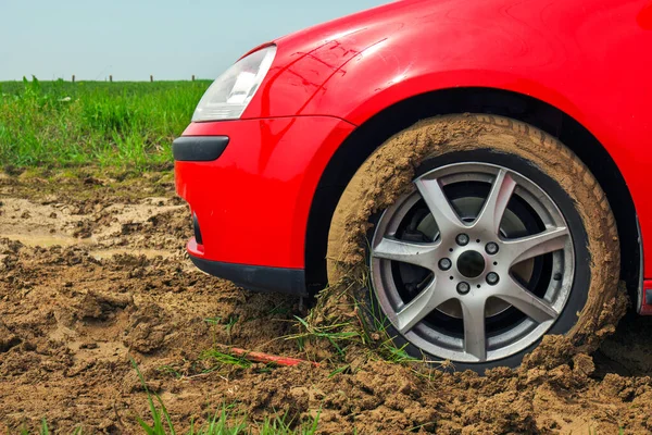 Κόκκινο Αυτοκίνητο Κόλλησε Στη Λάσπη Δεν Μπορεί Πέσει Από Λάσπη — Φωτογραφία Αρχείου