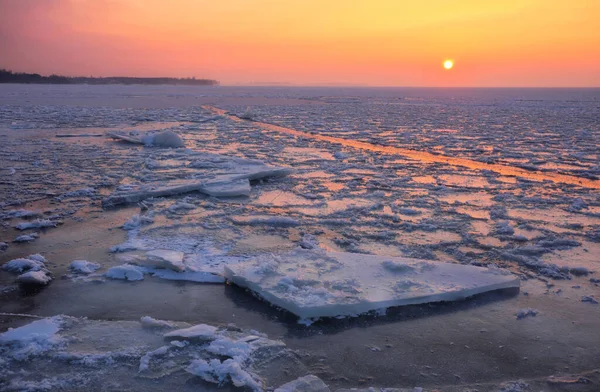 Sonnenaufgang Und Gefrorenes Meer Schöne Winterlandschaft Mit See Morgengrauen — Stockfoto