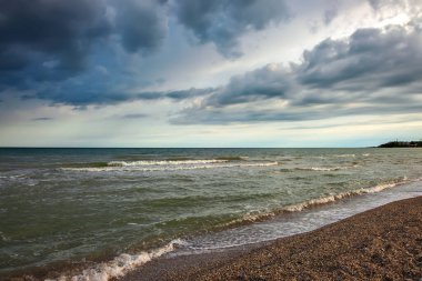 Deniz manzarası, dalgalar, bulutlu bulutlar. Dramatik fotoğrafçılık 