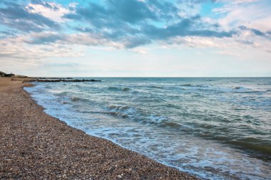 Deniz, dalga ve bulutlu yaz manzarası. 