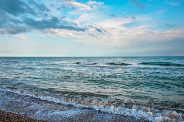 Deniz, dalga ve bulutlu yaz manzarası. 