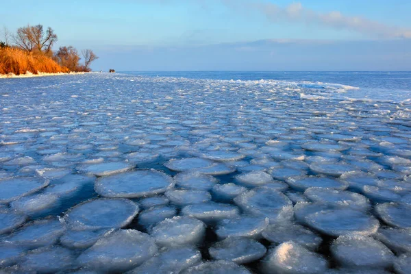 Wschód Słońca Zamarznięte Morze Piękny Zimowy Krajobraz Jeziorem Godzinach Porannych — Zdjęcie stockowe