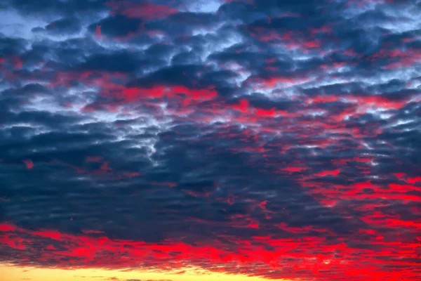 Večer Zapadá Obloha Pestrobarevným Oranžovým Slunečním Světlem Krásné Majestátní Příroda — Stock fotografie