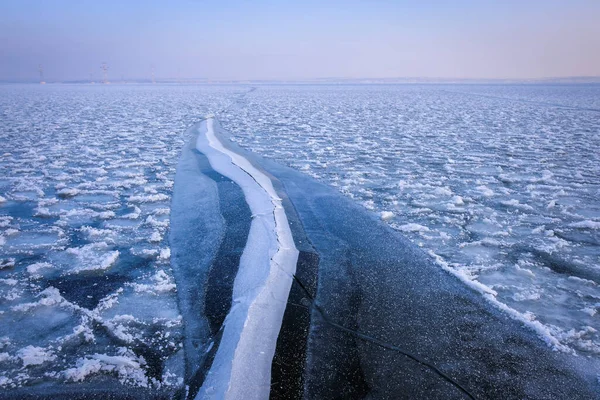 Zamarznięte Morze Piękny Zimowy Krajobraz Jeziorem Godzinach Porannych — Zdjęcie stockowe