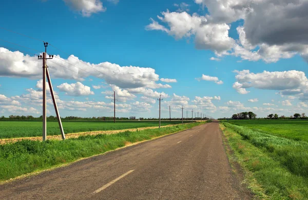 Village Road Elektrickým Vedením Zelená Pole Modrá Obloha Mraky Stock Snímky