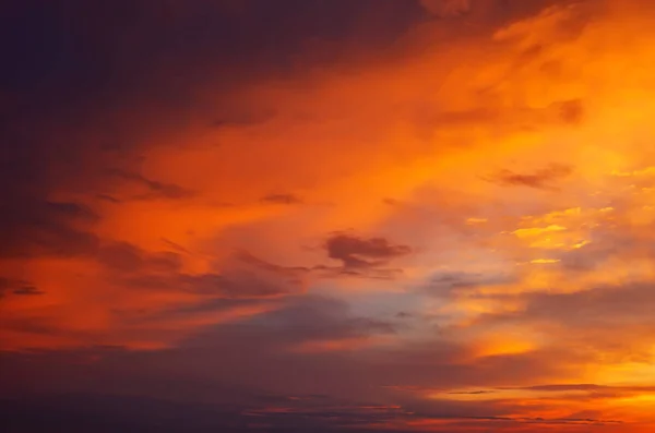 Fantástico Belo Nascer Sol Colorido Com Céu Nublado Imagem Cênica — Fotografia de Stock