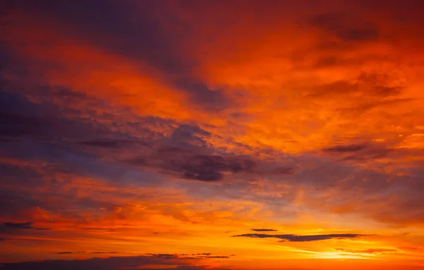 Fantástico Belo Nascer Sol Colorido Com Céu Nublado Imagem Cênica — Fotografia de Stock