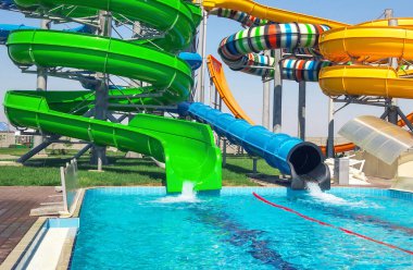 Aquapark sürgüleri ve parkta havuz.