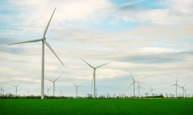 Mavi gökyüzü ile elektrik üreten rüzgar türbinleri - enerji koruma kavramı