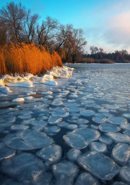 Nascer Sol Mar Gelado Bela Paisagem Inverno Com Lago Tempo — Fotografia de Stock