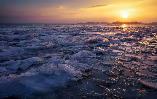 Vinterlandskap Med Solnedgång Himmel Och Fruset Hav Gråsej — Stockfoto