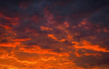 Bulutlu gökyüzü ile fantastik güzel renkli gün doğumu. Yaz havasındaki dramatik ışığın manzarası. Resimli duvar kâğıdı. Doğal arka plan. Toprağın güzelliği.