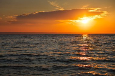 Renkli okyanus plajı gündoğumu. Denizin üzerinde şafak. Doğa bileşimi