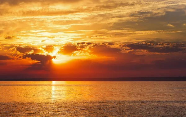 Renkli okyanus plajı gündoğumu. Denizin üzerinde şafak. Doğa bileşimi