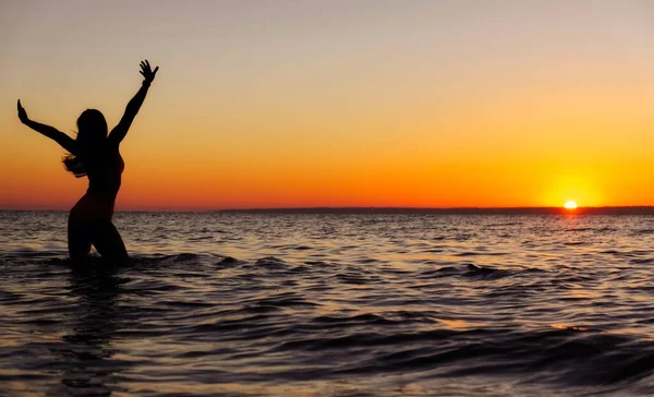Девушка Плавает Море Брызгает Воду Закате Отдых Веселое Времяпрепровождение Летние — стоковое фото