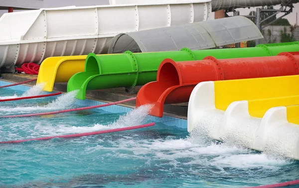 Aquapark sürgü, Aquapark, su parkı. — Stok fotoğraf