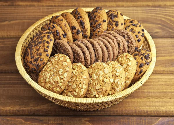 Haferflocken und Schokokekse auf der Bambusschüssel — Stockfoto