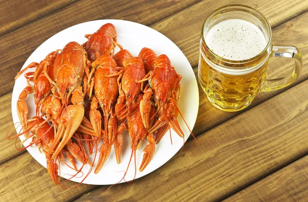 Savoureux écrevisses bouillies et de la bière sur une table — Photo