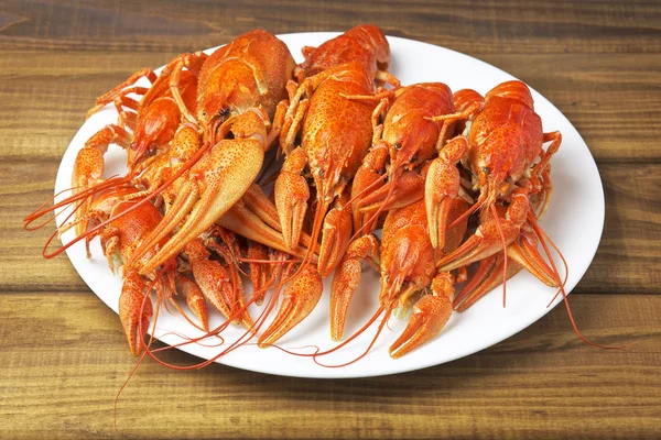 Sabroso cangrejos de río cocidos en un plato blanco — Foto de Stock