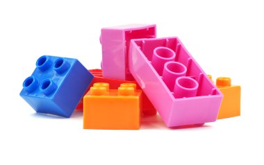 Beyaz arka plan üzerinde izole oyuncak renkli plastik blokları 