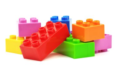 Beyaz arka plan üzerinde izole oyuncak renkli plastik blokları 