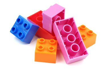 Beyaz arka plan üzerinde izole oyuncak renkli plastik blokları 