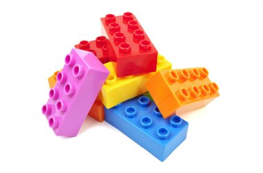 Beyaz arka plan üzerinde izole oyuncak renkli plastik blokları 