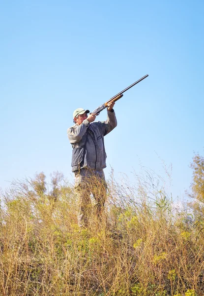 Hunter apuntando al objetivo. Hunter con un arma . — Foto de Stock