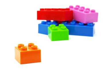 Beyaz arka plan üzerinde izole oyuncak renkli plastik blokları 