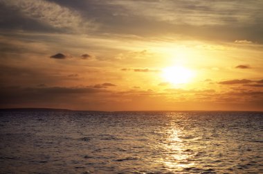 Güzel gün batımı göl üzerinde. Sunrise denizde