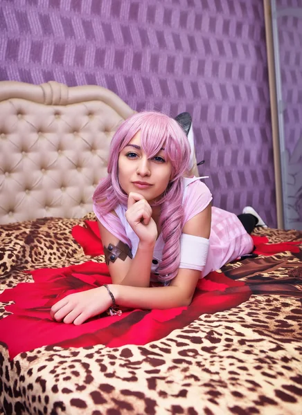 Mooi meisje ontspannen liggend op het bed. Cosplay karakter — Stockfoto