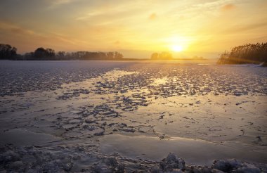 Kış manzarası ile göl ve günbatımı fiery sky. bileşimi 