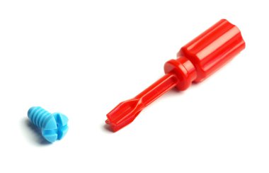 Oyuncak plastik tornavida ve beyaz zemin üzerine vida