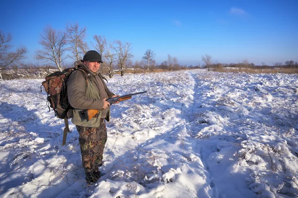 Jäger auf Feld wartet Opfer. Winterjagd. — Stockfoto