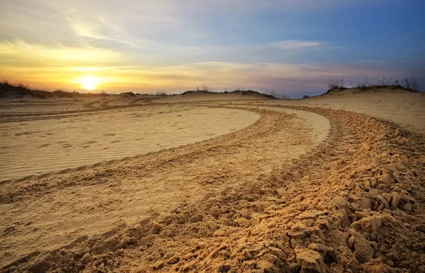 Motocross e auto pista desportiva com fundo céu pôr do sol . — Fotografia de Stock