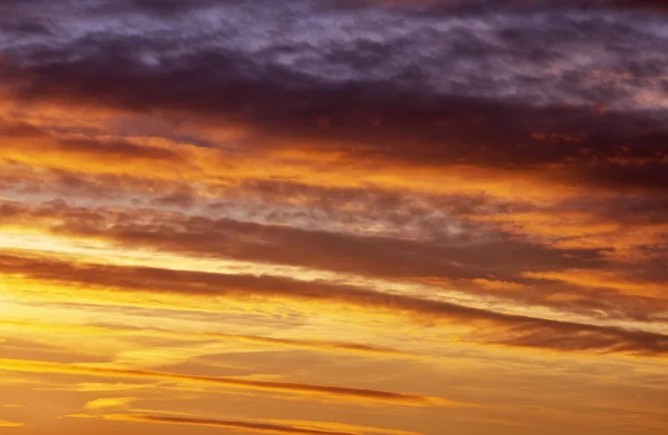 Céu de pôr-do-sol laranja. Céu bonito. — Fotografia de Stock