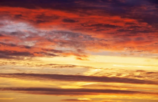 Eldig orange solnedgång himmel. Vacker himmel. — Stockfoto