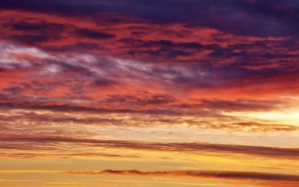 Cielo arancio ardente al tramonto. Bellissimo cielo. — Foto Stock