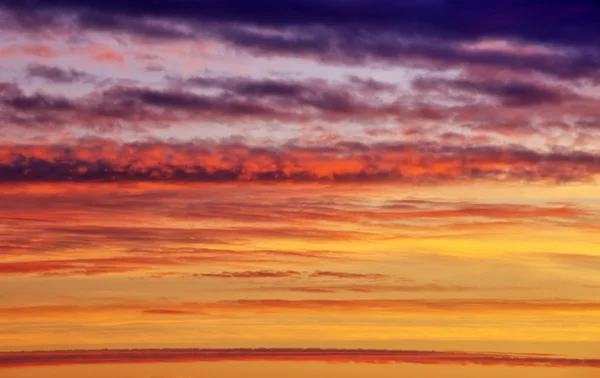 Cielo anaranjado del atardecer. Nubes en movimiento en el cielo durante los soles — Foto de Stock