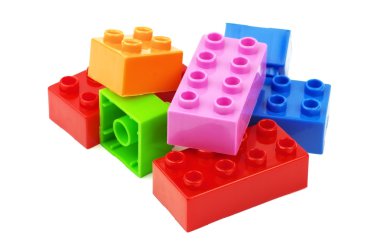Beyaz arka plan üzerinde izole oyuncak renkli plastik blokları 