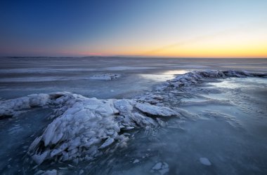 Kış manzarası ile göl ve günbatımı fiery sky.