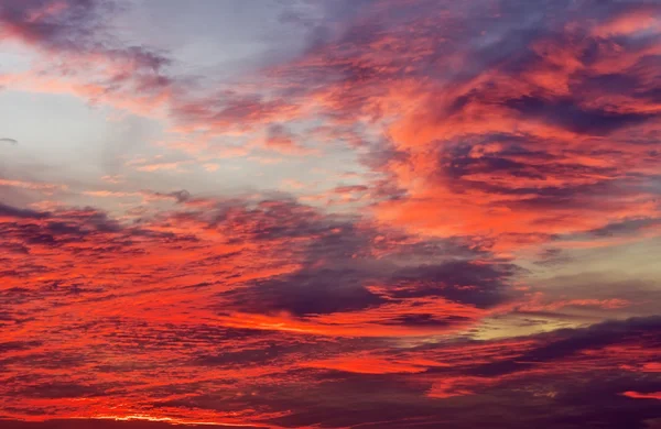 Hermoso cielo colorido atardecer. Fondo cielo con colores rojos —  Fotos de Stock
